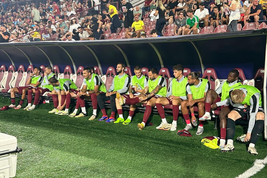 10 detalii observate de pe stadion la CFR Cluj - Universitatea Craiova » Înjurat fără oprire și decizia de ultimă oră a lui Dan Petrescu