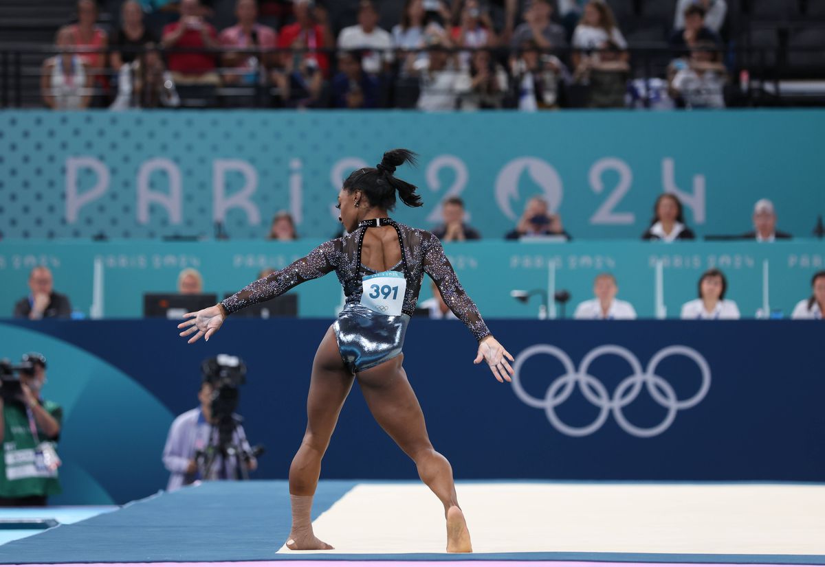 Simone Biles, în timpul calificărilor de gimnastică de la JO