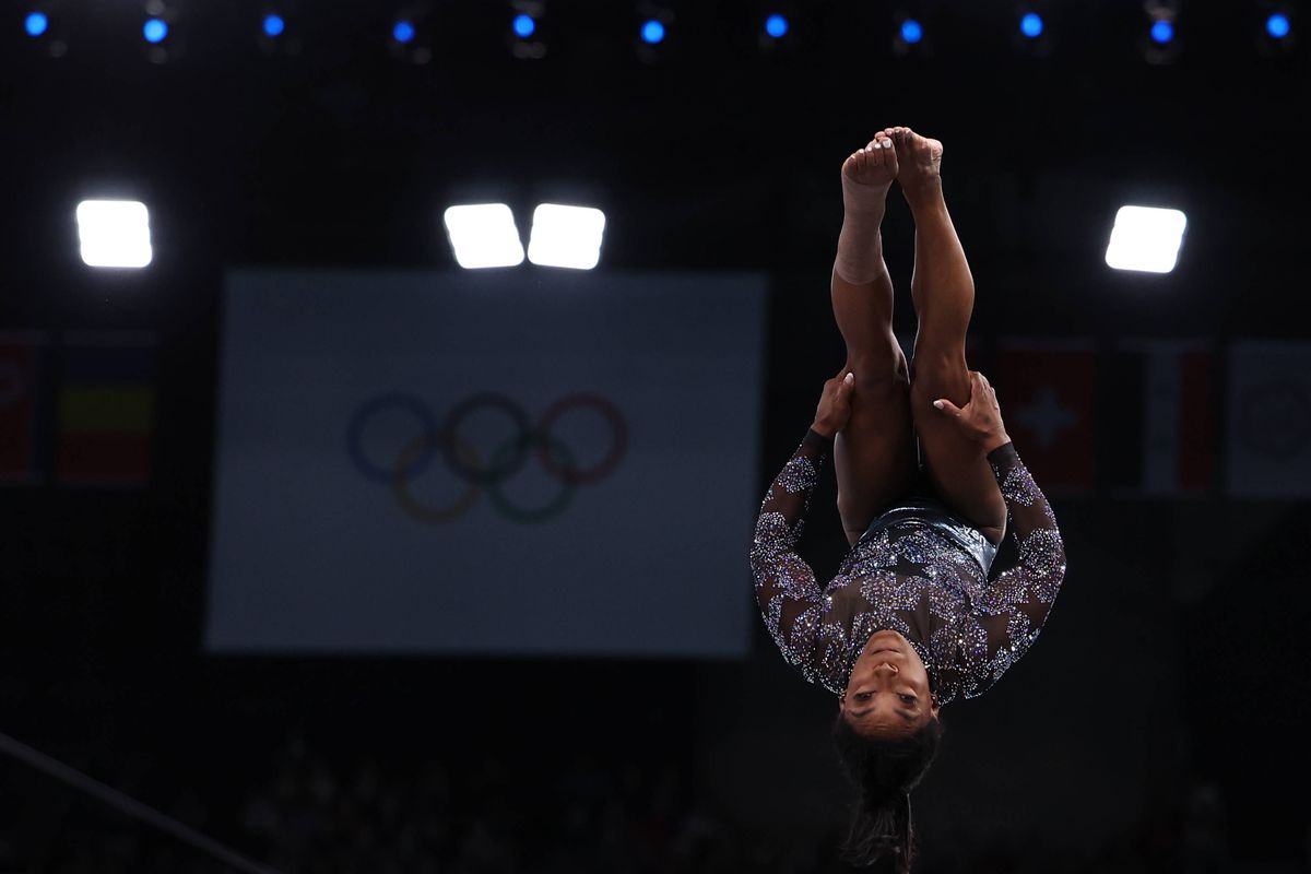 Simone Biles, în timpul calificărilor de gimnastică de la JO