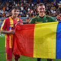 Rareș Burnete și Laurențiu Borbei au sărbătorit titul câștigat acum 13 luni cu Lecce purtând steagul tricolor / Foto: Imago