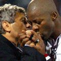 Pascal Nouma sărutându-i mâna lui Lucescu, o imagine care a făcut înconjurul globului