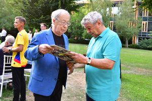 Mircea Lucescu la 80 de ani, cu ziarul Gazetei Sporturilor în mâini! Nume uriașe din fotbalul românesc prezente, moment emoționant la discurs