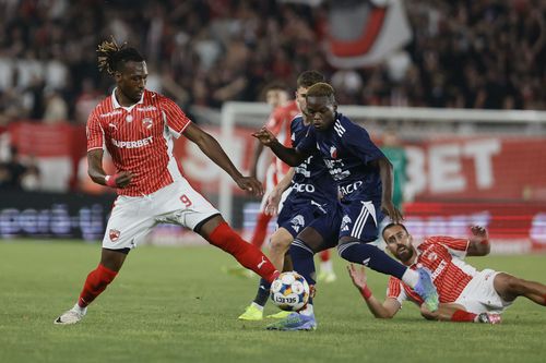 Mamoudou Karamoko (stânga)