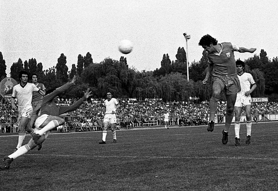 Mircea Lucescu, jucător la Dinamo, foto: arhiva GSP A murit Mircea Lucescu » Maestru al fotbalului, arhitect al tacticii moderne, unul dintre cei mai titrați antrenori din istorie