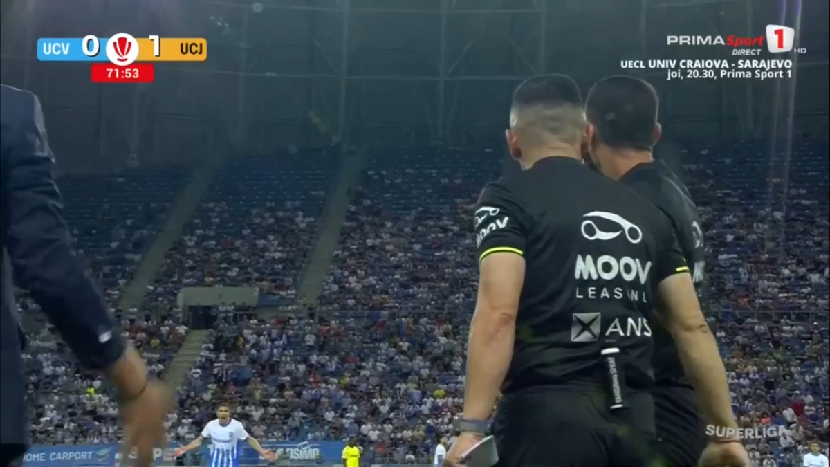 Momente incredibile în Craiova - U Cluj! Au jucat cu 12 oameni pe teren