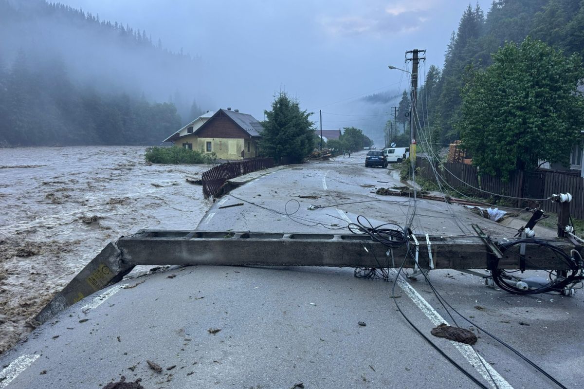 Dezastru natural în Broșteni » Fotbalistul din Superliga, detalii cutremurătoare: „Nu mai există parterul casei! Au intrat copaci, bolovani”