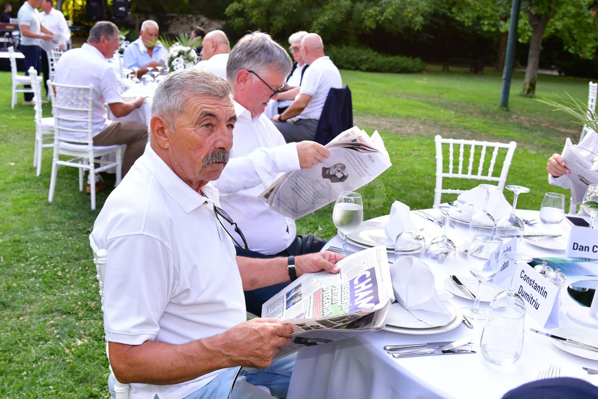 Mircea Lucescu la 80 de ani, cu ziarul Gazetei Sporturilor în mâini! Nume uriașe din fotbalul românesc prezente, moment emoționant la discurs