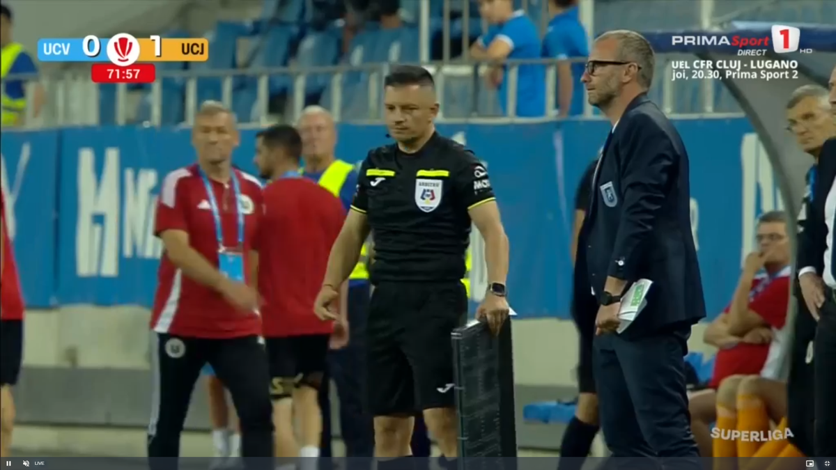 Momente incredibile în Craiova - U Cluj! Au jucat cu 12 oameni pe teren