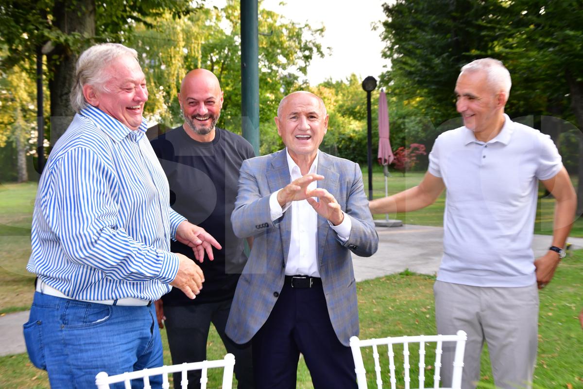 Mircea Lucescu și-a serbat luni ziua de naștere! Nume uriașe din fotbalul românesc la petrecerea selecționerului
