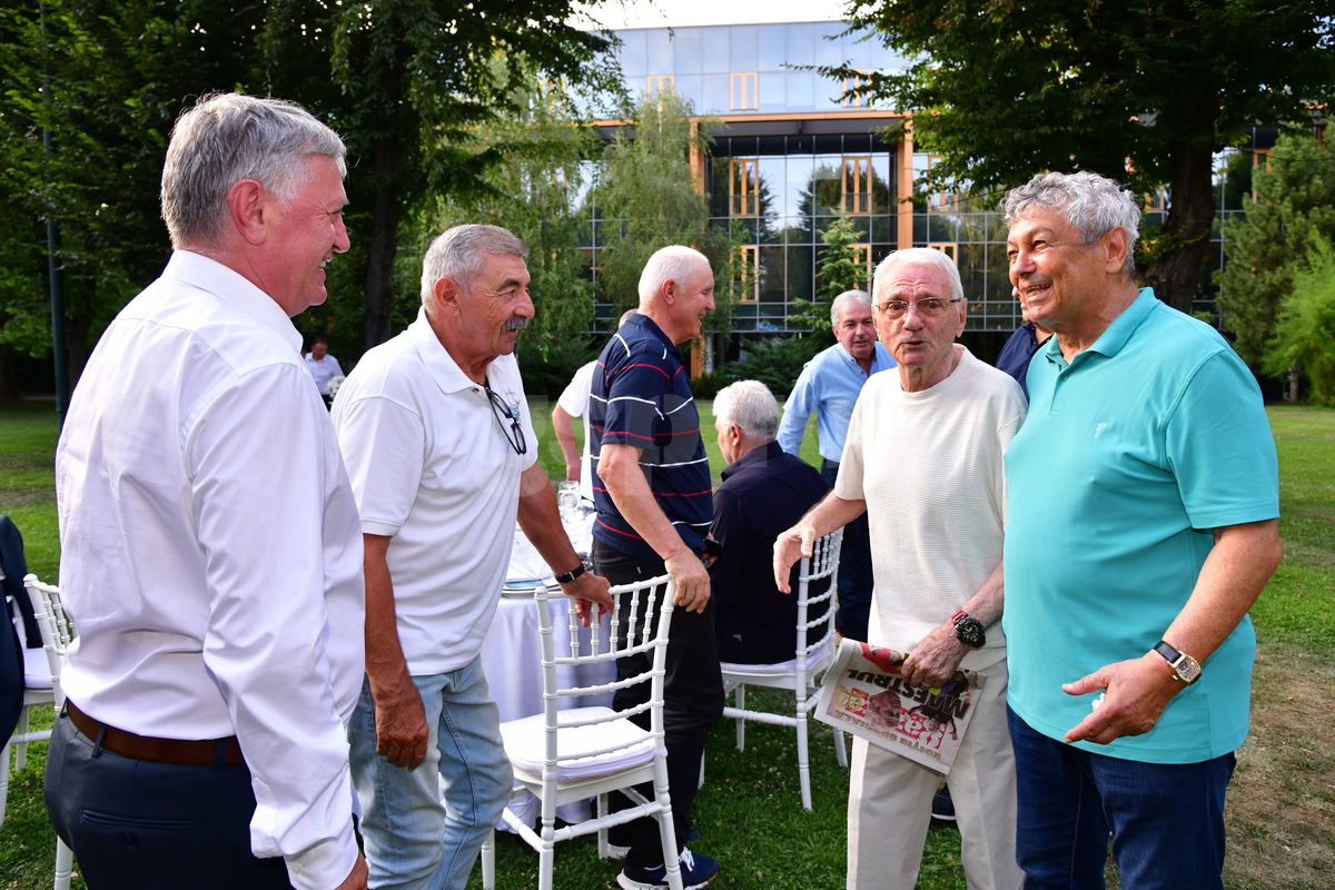 Mircea Lucescu la 80 de ani, cu ziarul Gazetei Sporturilor în mâini! Nume uriașe din fotbalul românesc prezente, moment emoționant la discurs