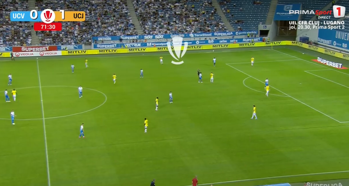 Momente incredibile în Craiova - U Cluj! Au jucat cu 12 oameni pe teren