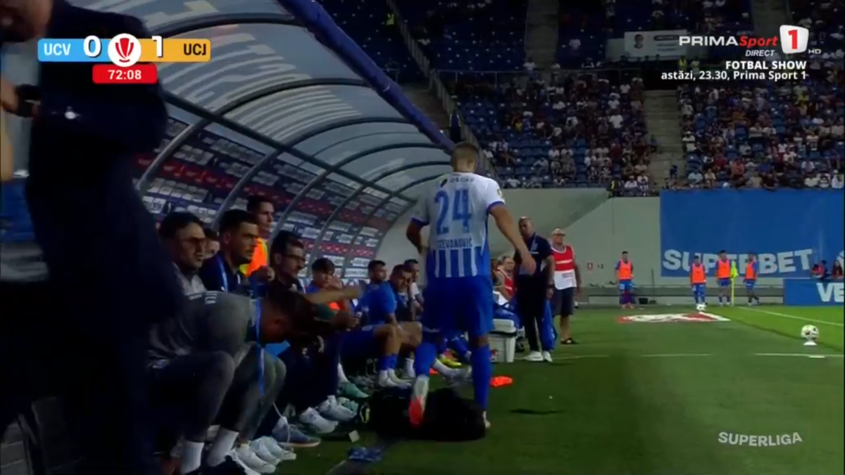 Momente incredibile în Craiova - U Cluj! Au jucat cu 12 oameni pe teren