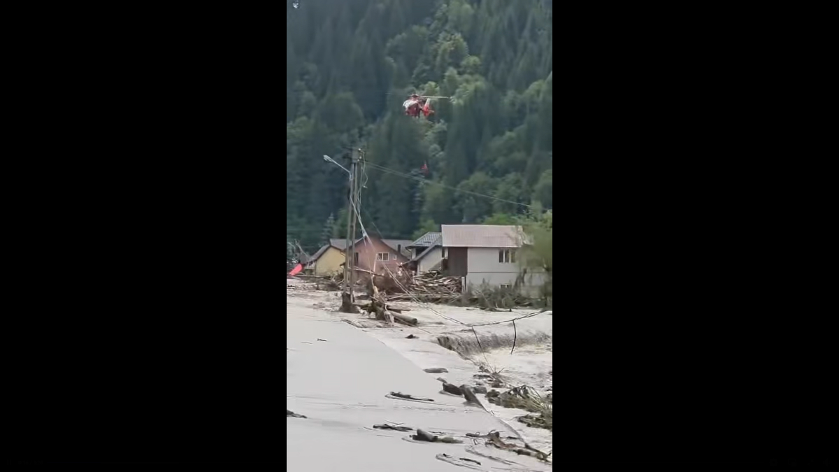 Dezastru natural în Broșteni » Fotbalistul din Superliga, detalii cutremurătoare: „Nu mai există parterul casei! Au intrat copaci, bolovani”