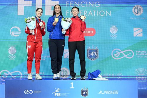 O sabreră ucraineană a refuzat să împartă podiumul de la Mondiale cu o rusoaică!