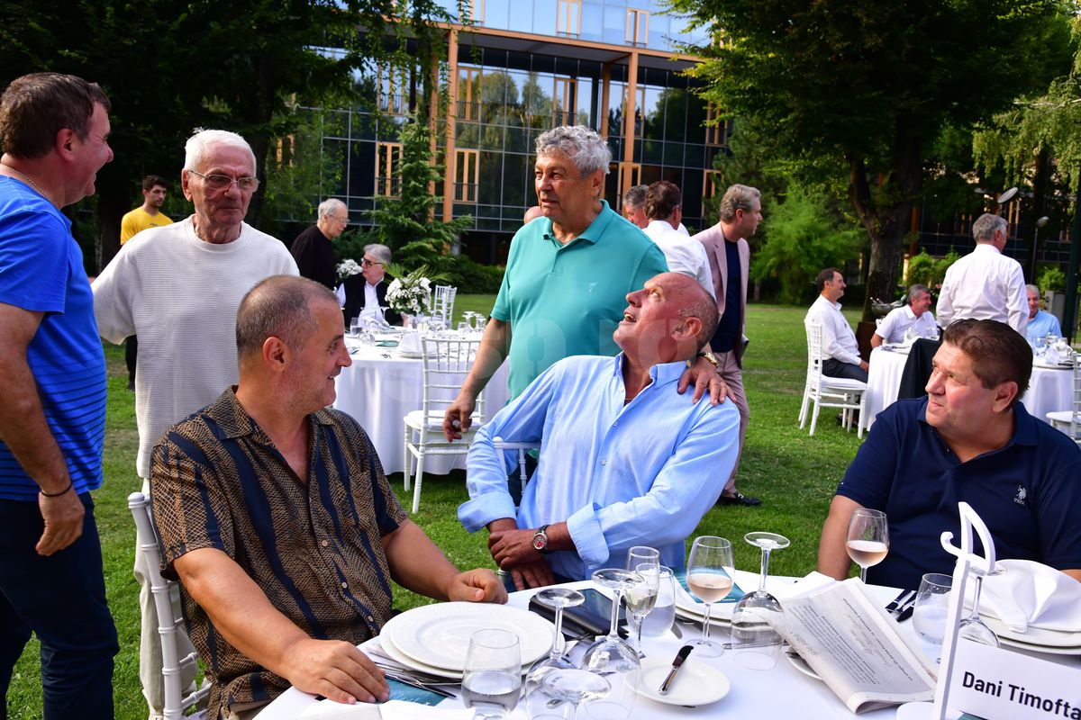 Mircea Lucescu la 80 de ani, cu ziarul Gazetei Sporturilor în mâini! Nume uriașe din fotbalul românesc prezente, moment emoționant la discurs