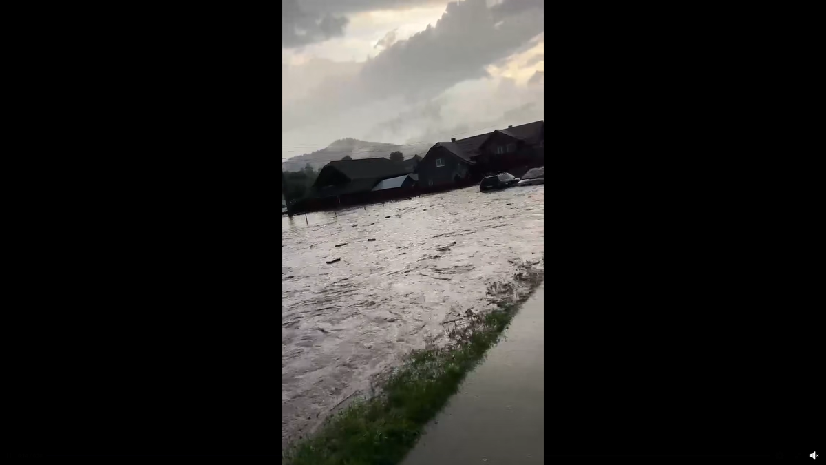 Dezastru natural în Broșteni » Fotbalistul din Superliga, detalii cutremurătoare: „Nu mai există parterul casei! Au intrat copaci, bolovani”