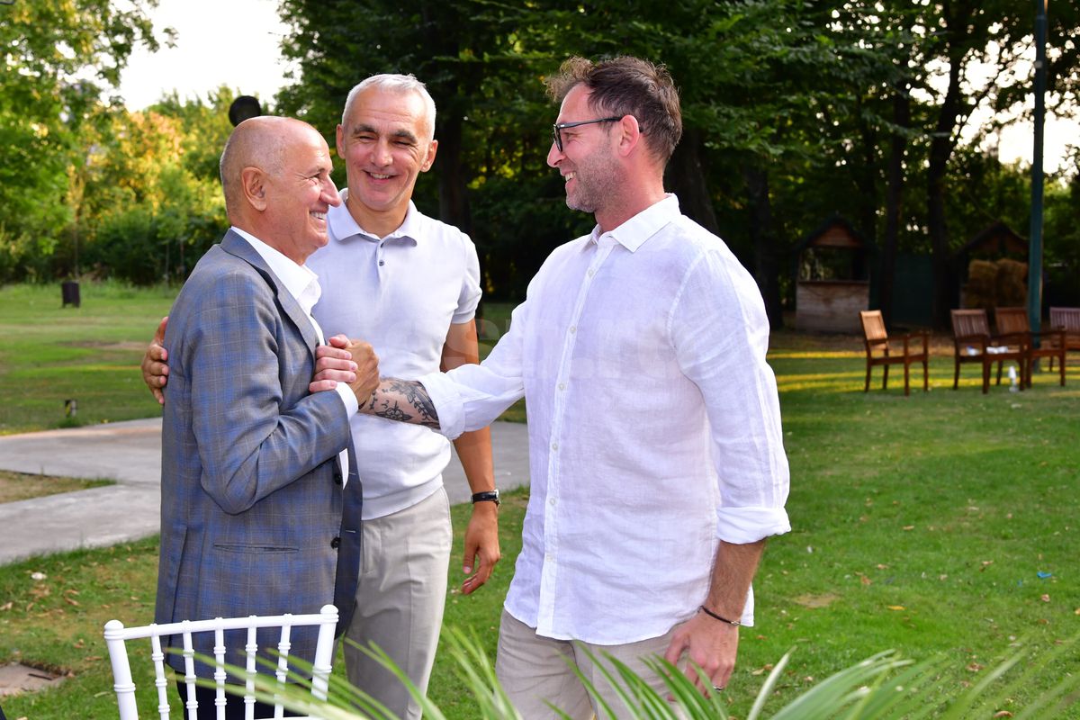 Mircea Lucescu la 80 de ani, cu ziarul Gazetei Sporturilor în mâini! Nume uriașe din fotbalul românesc prezente, moment emoționant la discurs