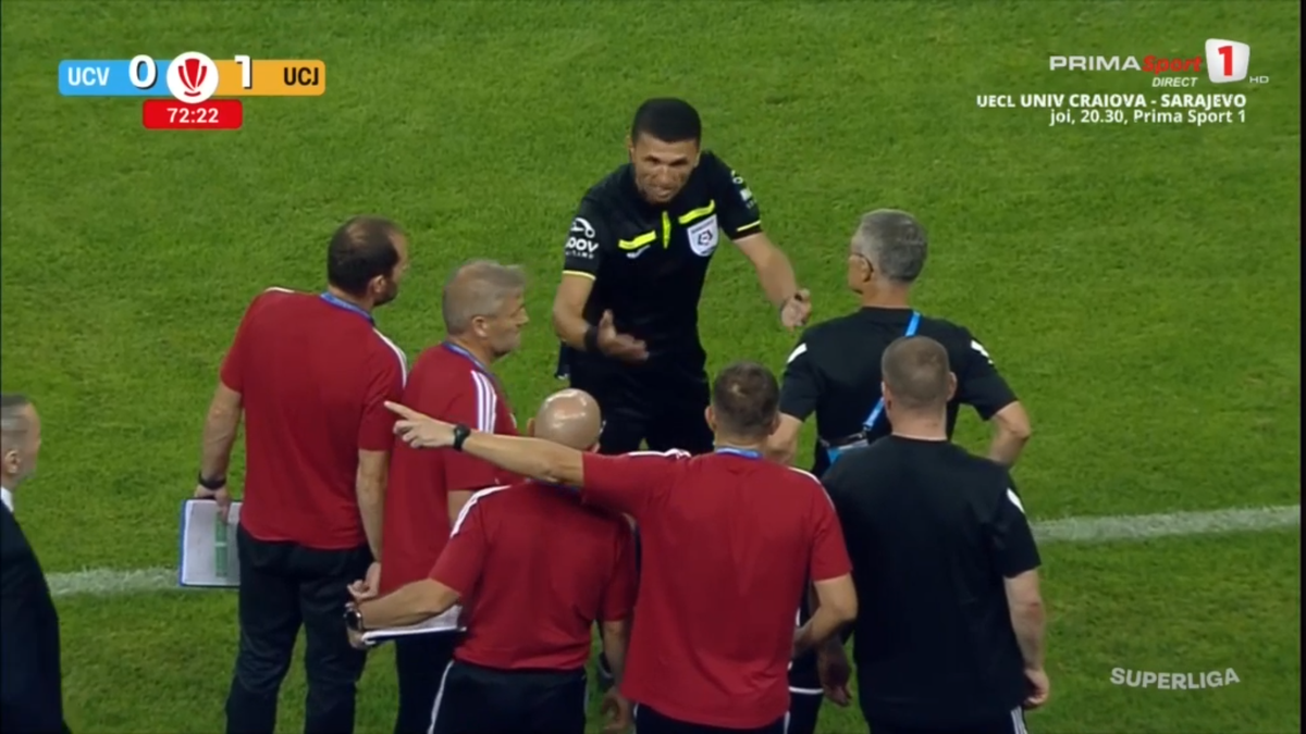 Momente incredibile în Craiova - U Cluj! Au jucat cu 12 oameni pe teren