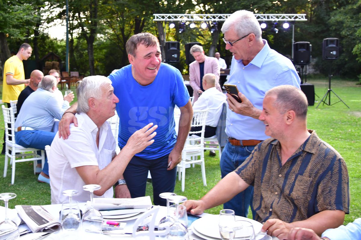 Mircea Lucescu și-a serbat luni ziua de naștere! Nume uriașe din fotbalul românesc la petrecerea selecționerului