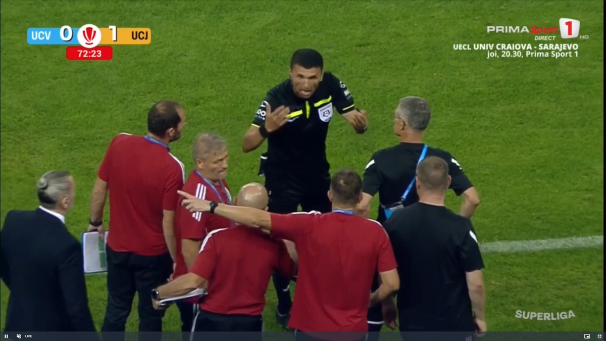 Momente incredibile în Craiova - U Cluj! Au jucat cu 12 oameni pe teren