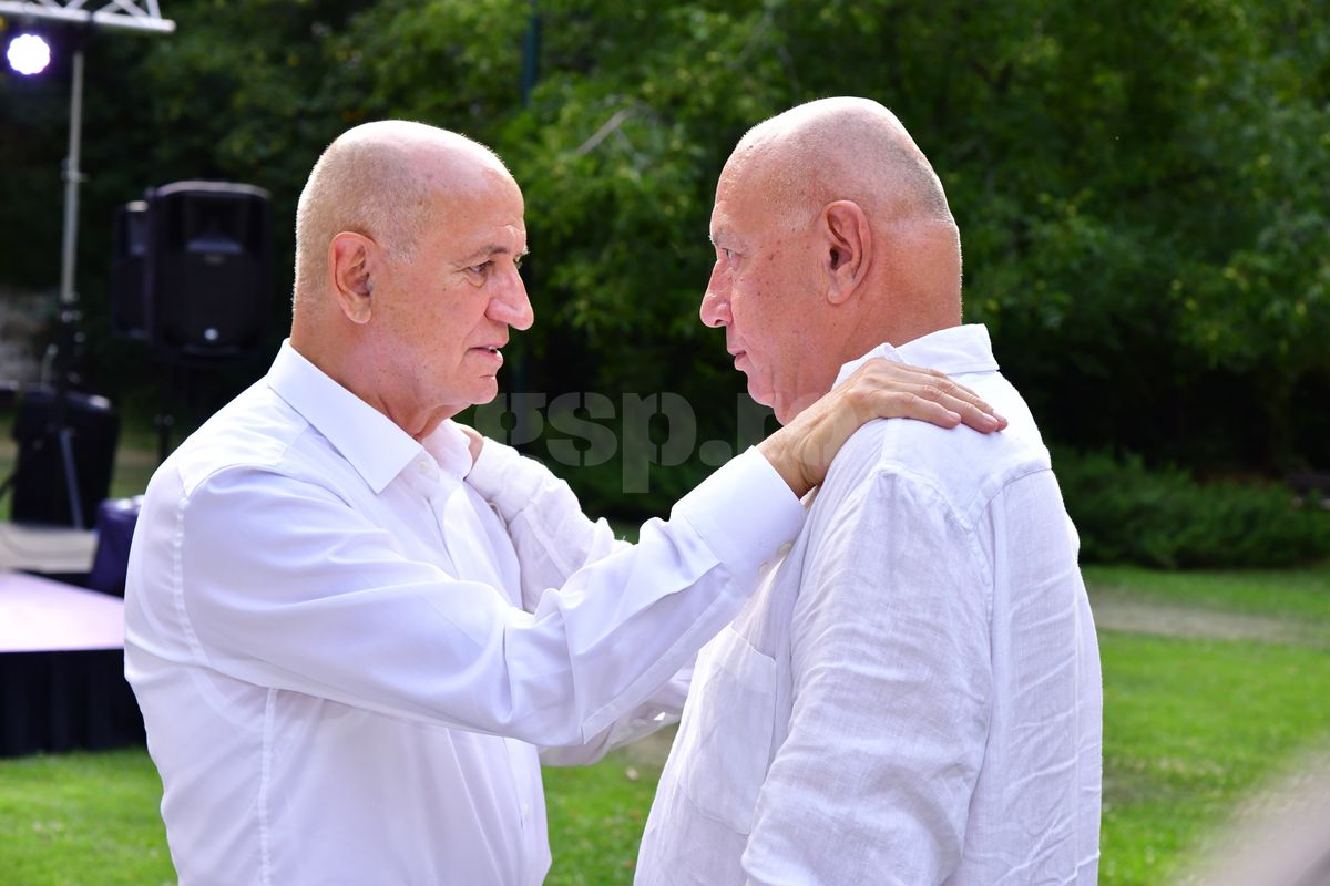 Mircea Lucescu la 80 de ani, cu ziarul Gazetei Sporturilor în mâini! Nume uriașe din fotbalul românesc prezente, moment emoționant la discurs