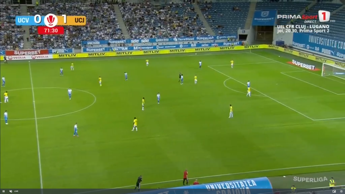 Momente incredibile în Craiova - U Cluj! Au jucat cu 12 oameni pe teren