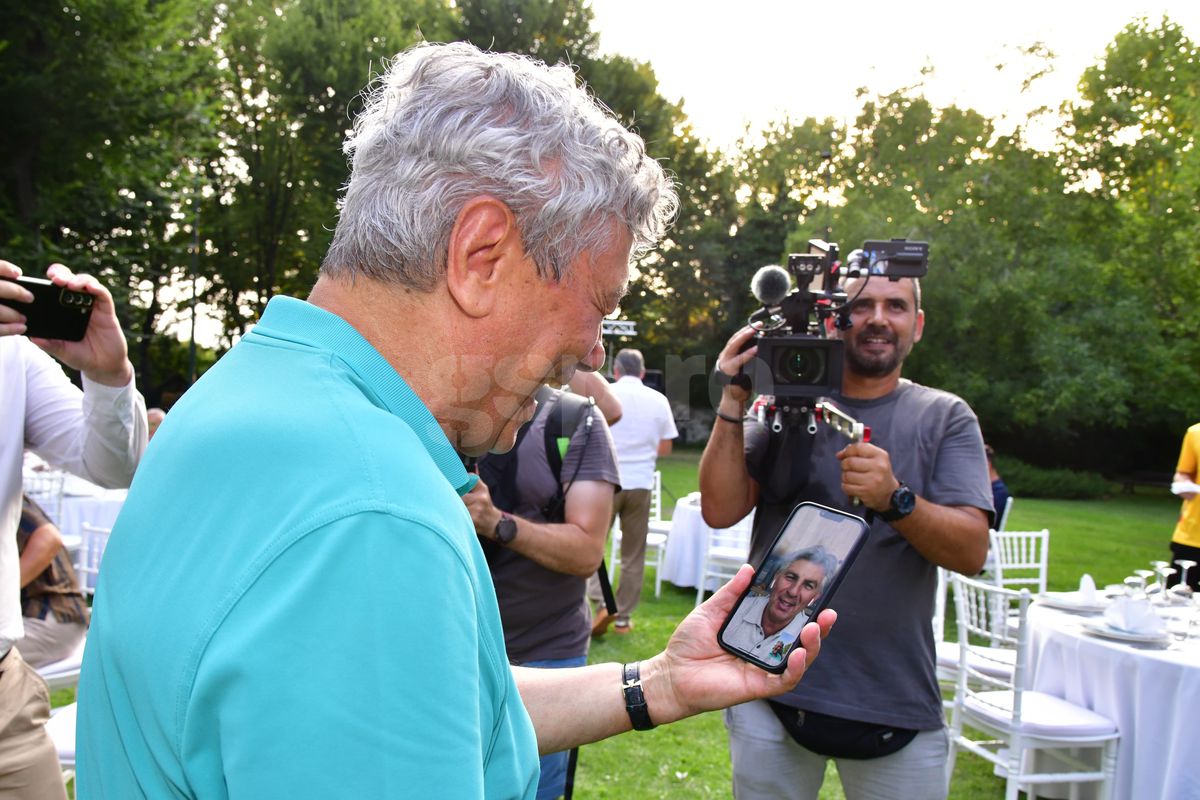 Mircea Lucescu la 80 de ani, cu ziarul Gazetei Sporturilor în mâini! Nume uriașe din fotbalul românesc prezente, moment emoționant la discurs