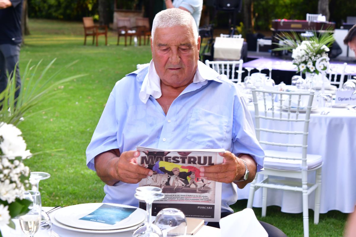 Mircea Lucescu la 80 de ani, cu ziarul Gazetei Sporturilor în mâini! Nume uriașe din fotbalul românesc prezente, moment emoționant la discurs