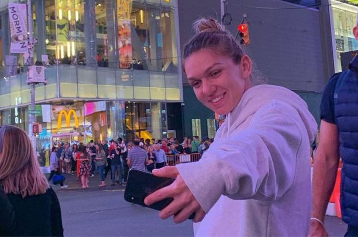 US OPEN // FOTO Simona Halep a mers în Times Square după calificarea în turul II » Cum s-a fotografiat românca