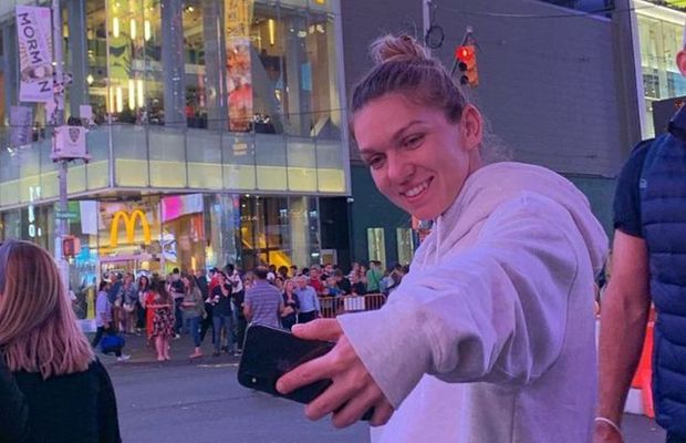 US OPEN // FOTO Simona Halep a mers în Times Square după calificarea în turul II » Cum s-a fotografiat românca