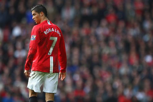 Cristiano Ronaldo (36 de ani), noul jucător al lui Manchester United, ar putea avea două numere diferite în noul sezon, dacă Edinson Cavani nu va putea renunța la tricoul #7.