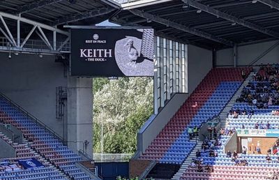 Între timp, în Anglia » Moment de reculegere pentru o rață pe nume Keith