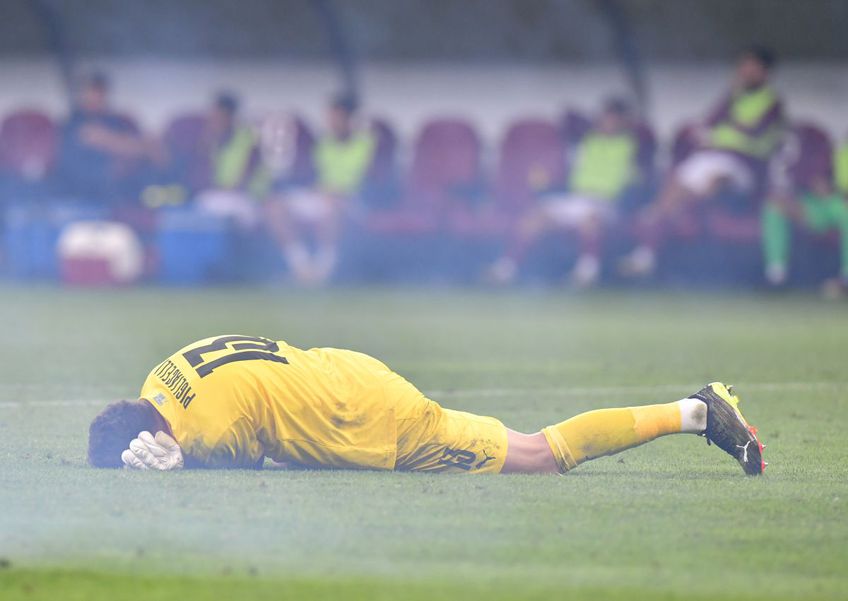 Rapid - CSU Craiova | În minutul 48 al meciului, la 1-0 pentru giuleșteni, o petardă a explodat fix lângă Mirko Pigliacelli, goalkeeperul oaspeților.