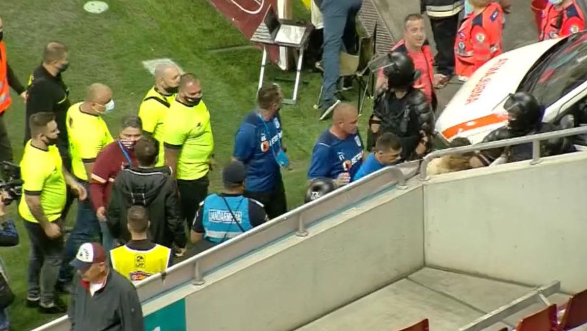 Haos după Rapid - CSU Craiova! Oltenii, evacuați prin parcare