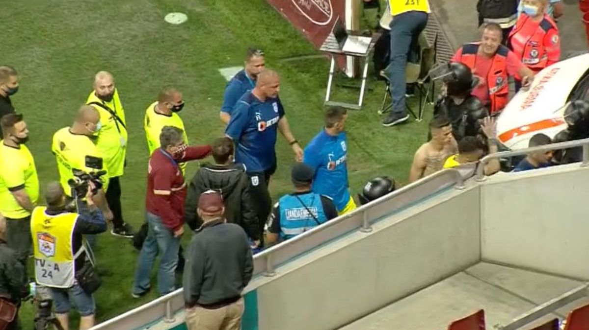 Haos după Rapid - CSU Craiova! Oltenii, evacuați prin parcare