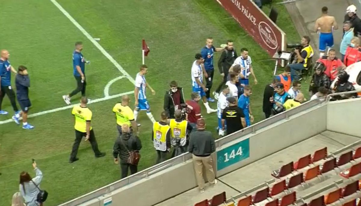 Haos după Rapid - CSU Craiova! Oltenii, evacuați prin parcare
