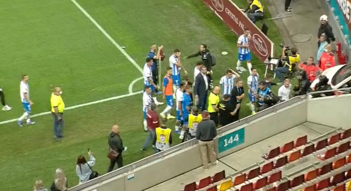 Haos după Rapid - CSU Craiova! Oltenii, evacuați prin parcare