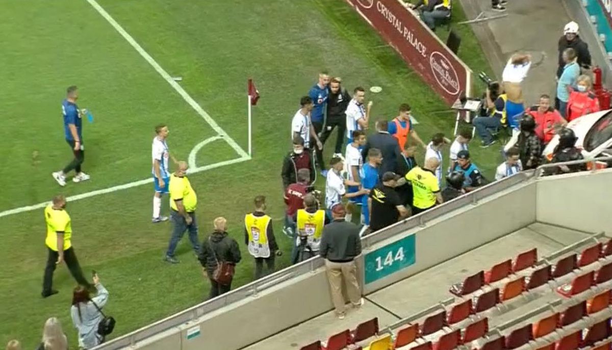 Haos după Rapid - CSU Craiova! Oltenii, evacuați prin parcare