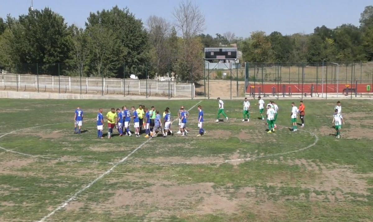 Gazon de tot râsul la inaugurarea bazei sportive din Gâldău