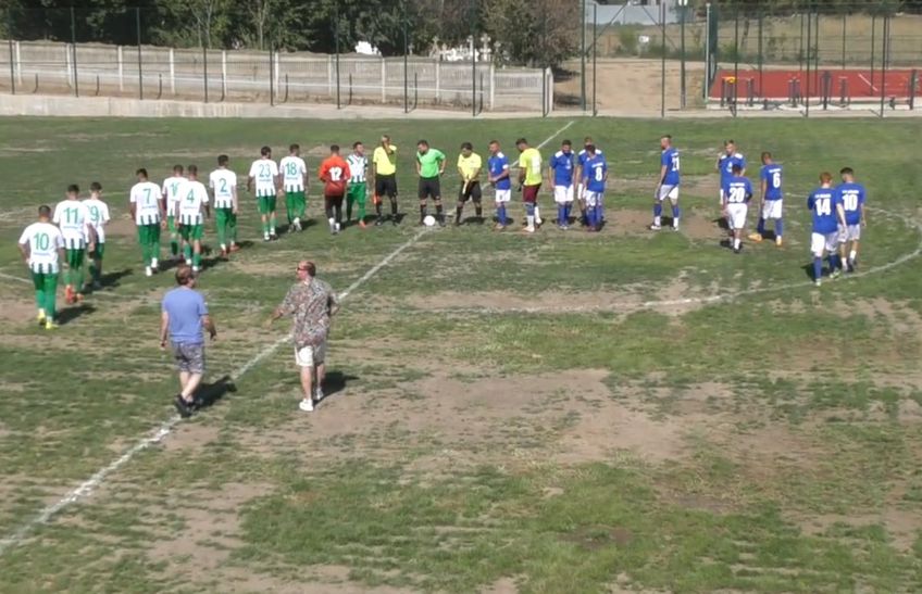 Inaugurarea bazei sportive din satul Gâldău, județul Călărași, a stârnit zâmbete din cauza suprafeței de joc.