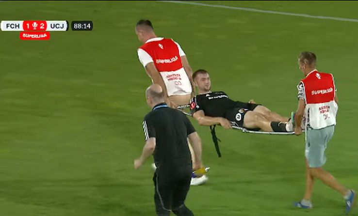 Daniel Popa, scăpat de pe targă în finalul meciului Hermannstadt – U Cluj  2-2! Faza a fost monumentală, un necaz nu vine niciodată singur - VIDEO -  Ştiri de Cluj