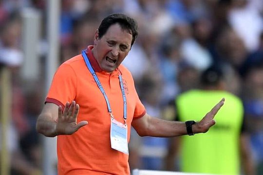 Tehnicianul portughez Toni Conceicao (61 de ani), devenit între timp antrenorul pe care patronul lui FCU Craiova, Adrian Mititelu, vrea să-l angajeze pentru a pregăti echipa, respinge ideea de a prelua banca tehnică a oltenilor.