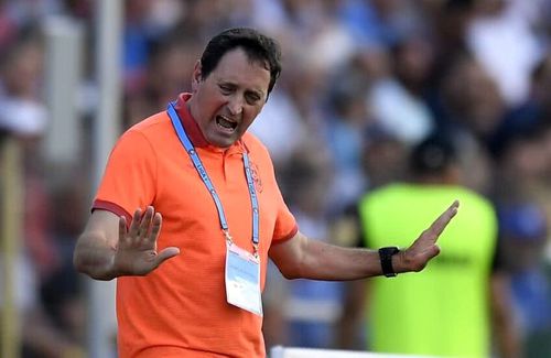 Tehnicianul portughez Toni Conceicao (61 de ani), devenit între timp antrenorul pe care patronul lui FCU Craiova, Adrian Mititelu, vrea să-l angajeze pentru a pregăti echipa, respinge ideea de a prelua banca tehnică a oltenilor.