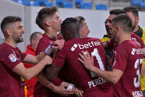 Cătălin Itu, bucurându-se alături de colegi campioni de la CFR Cluj / Foto: Imago