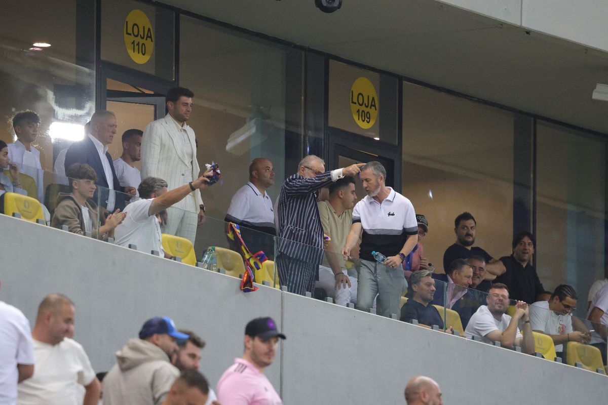 Toate privirile spre lojă: Gigi Becali a început să danseze pe Arena Națională, în stilul lui Borcea