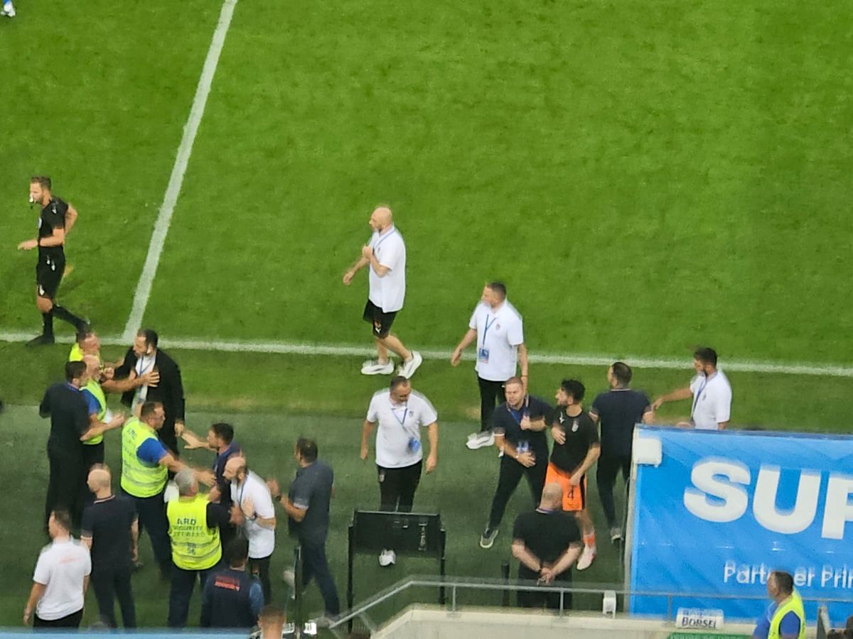 Fabulos! Crainicul din Bănie, trimis în tribune pentru un motiv nemaivăzut: „blat” cu Rădoi