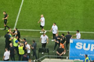 Fabulos! Crainicul din Bănie, trimis în tribune pentru un motiv nemaivăzut: „blat” cu Rădoi