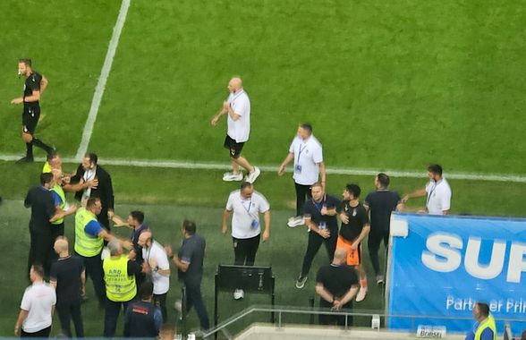 Fabulos! Crainicul din Bănie, trimis în tribune pentru un motiv nemaivăzut: „blat” cu Rădoi