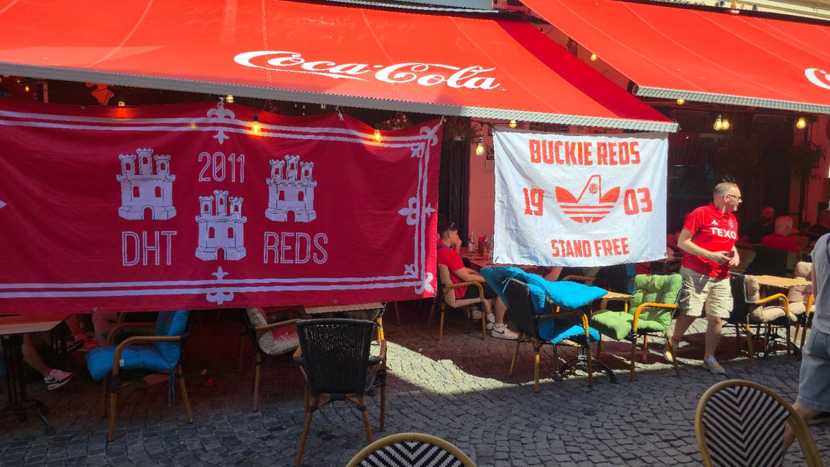 Fanii scoțieni petrec în Centrul Vechi înainte de Aberdeen - FCSB