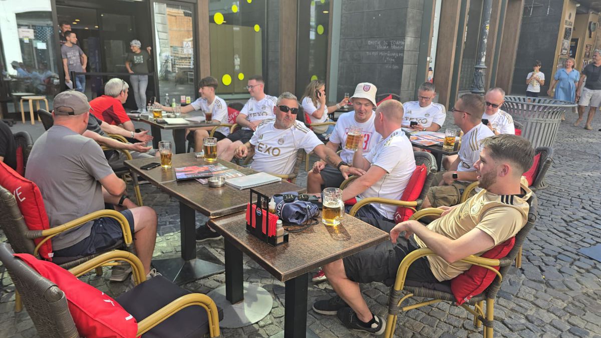 Fanii scoțieni petrec în Centrul Vechi înainte de Aberdeen - FCSB